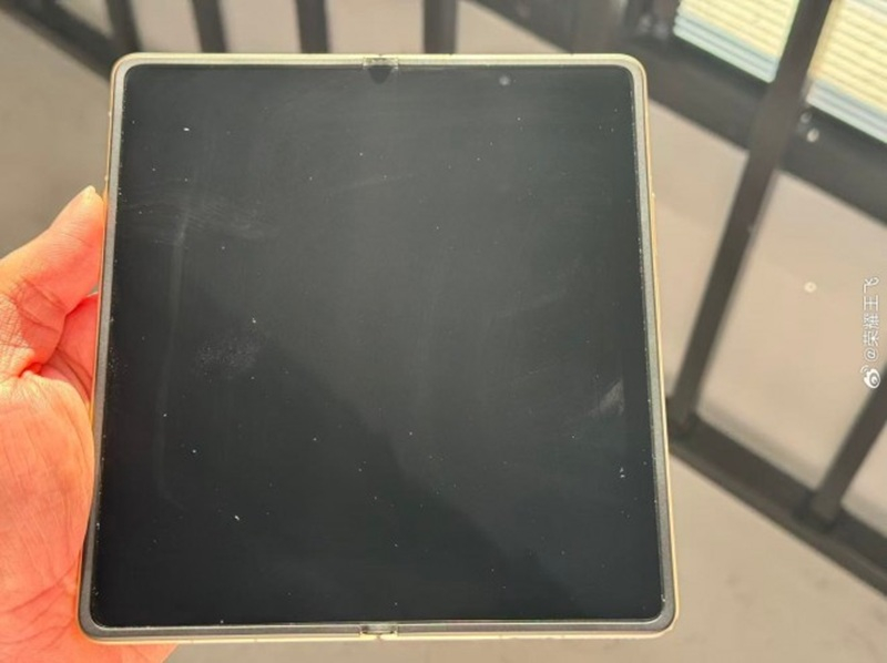 Oppo i Honor przygotowują się do wydania składanych telefonów bez zginającego się ekranu – to naprawdę nowe rozwiązanie.