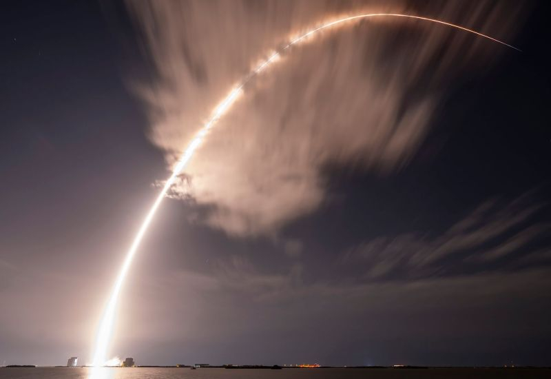 SpaceX bierze udział w zamkniętym przetargu Pentagonu na opracowanie sztucznej inteligencji do sterowania chmurą dronów za pomocą głosu.