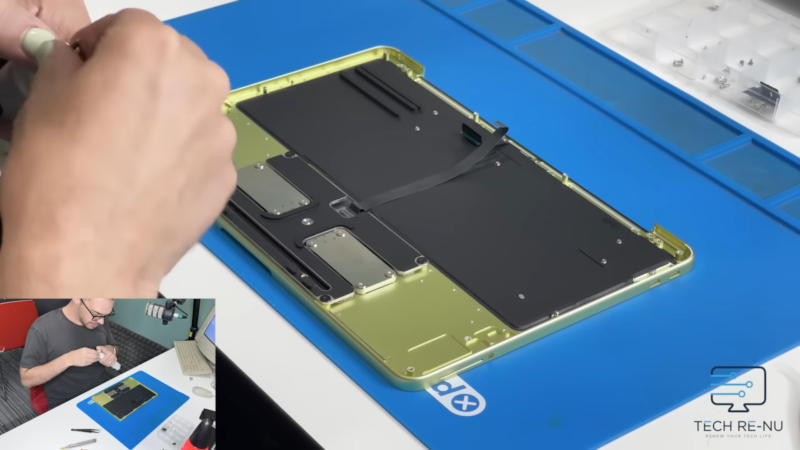 Apple MacBook Neo okazał się prostszy niż oczekiwano – bateria nawet nie została połączona.