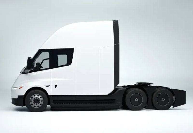 Samochody ciężarowe Tesla Semi wyposażone są w akumulatory o mniejszej pojemności, ale ich zasięg pozostaje niezmienny