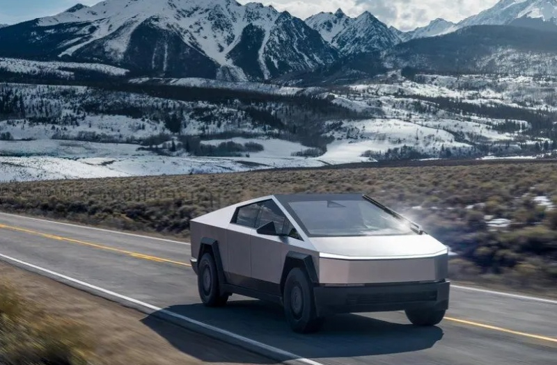 Tesla wycofuje 173 Cybertrucki z powodu ryzyka odpadania kół u modeli z napędem na tył.