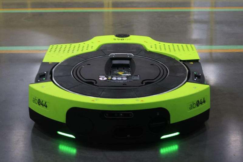 Amazon ogłosiła w pełni autonomicznego robota magazynowego Proteus z sterowaniem głosowym.