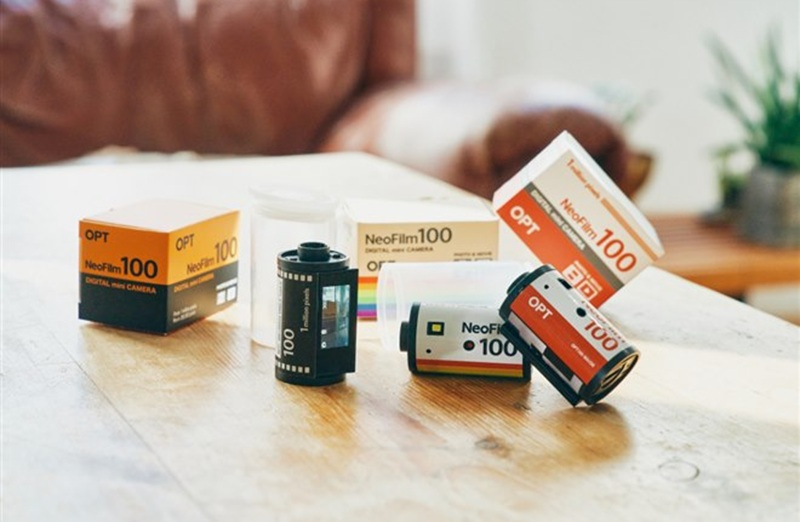 W Japonii dostępna jest cyfrowa kamera‑klucz OPT100 Neo Film w formie zwoju filmu 35 mm