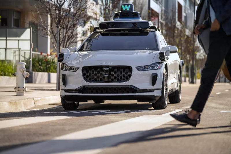 Taxi-robot Waymo okazał się niespodziewanie wygodnym środkiem ucieczki z miejsca zdarzenia.