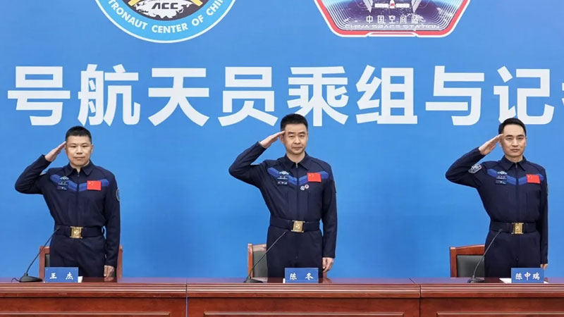 Pęknięcie w oknie statku kosmicznego: załoga Shenzhou‑20 opisuje ratunkową ewakuację z orbity