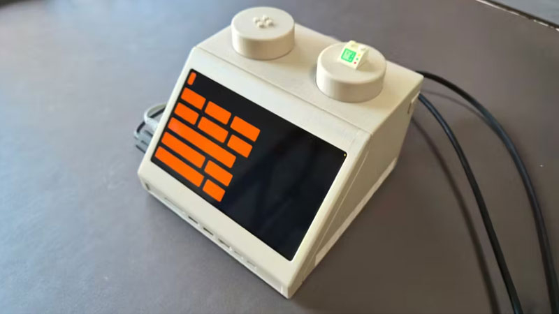 Mac mini został ukryty w rozszerzonym klocku LEGO, zaprojektowanym jako terminal z lat 70.