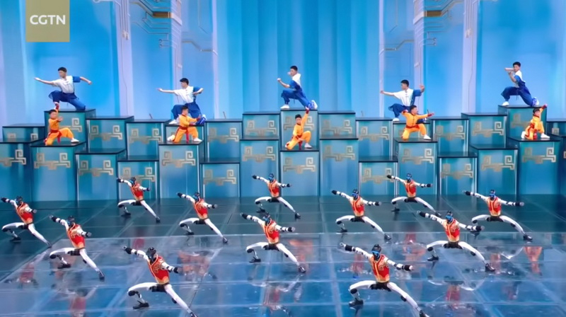 Chiny zaprezentowały humanoidalne roboty w głównym pokazie noworocznym, prezentując ich kung‑fu.