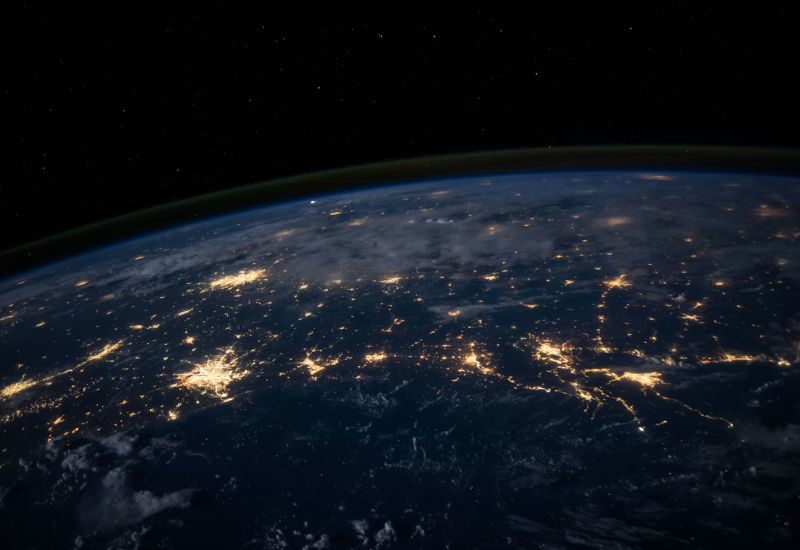 USA wprowadzą „AI‑messengerów” na skalę globalną: Trump uruchomił Tech Corps, aby zwiększyć wpływy i ograniczyć Chiny