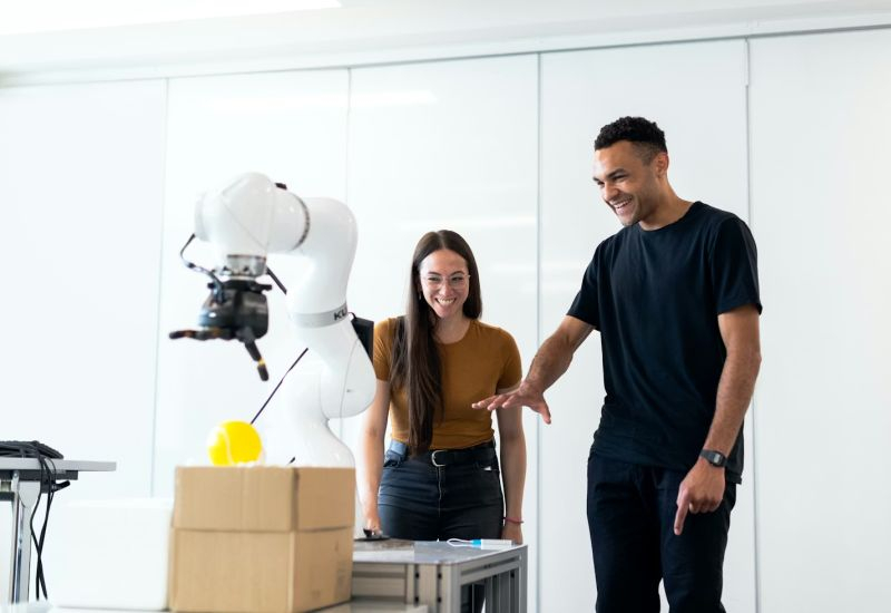 Połowa firm, które zastąpiły pracowników botami AI, planuje przywrócić personel w 2025 roku