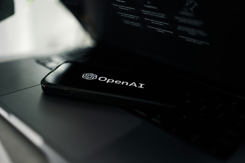 OpenAI przedstawiła GPT‑Realtime‑2 oraz dwa nowe wersje głosowe dostępne wyłącznie przez API
