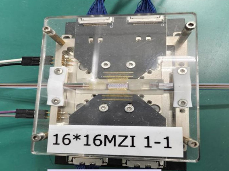 Chińscy naukowcy zmuszają roboty do myślenia natychmiastowego, przyspieszając rozwój fotoniki krzemowej