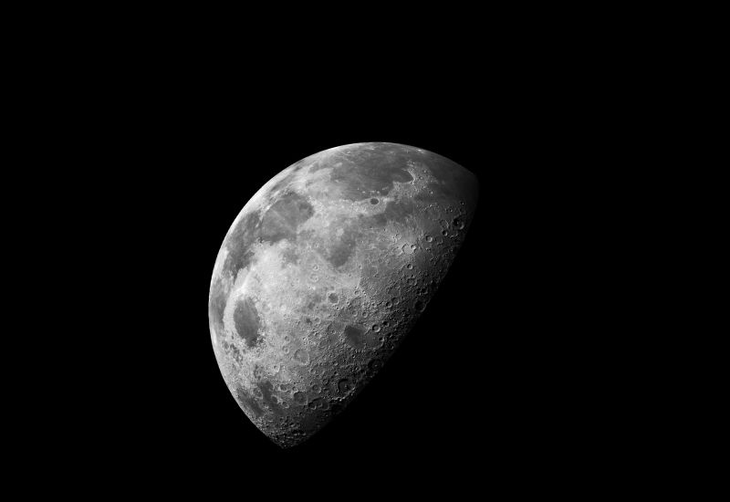 Elon Musk planuje budować sieć satelitarnej sztucznej inteligencji na Księżycu, wykorzystując gigantyczną katapulty do wystrzeliwania.