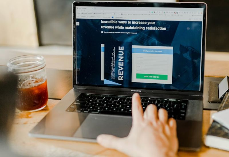 Aplikacje AI przy uruchomieniu generują więcej dochodu niż tradycyjne, ale ich utrzymanie użytkowników szybko spada.