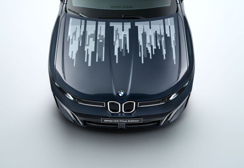 BMW iX3 Flow Edition pokazuje maskę zmieniającą kolor dzięki technologii „elektronicznej tuszu”.
