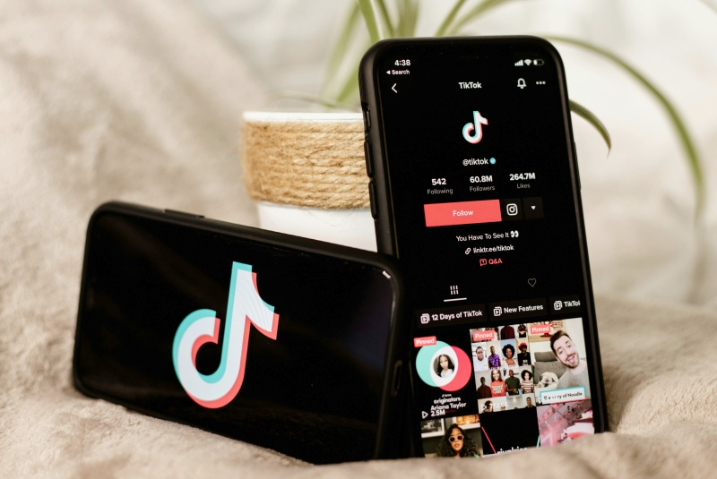 TikTok przeciwstawia się Booking: teraz można rezerwować wycieczki i hotele, przeglądając po prostu wideo