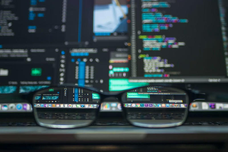 Rynek kryptowalut jest w panice z powodu hakerów AI; sektor DeFi okazał się podatny, z przepływem kapitału wynoszącym 130 miliardów dolarów.