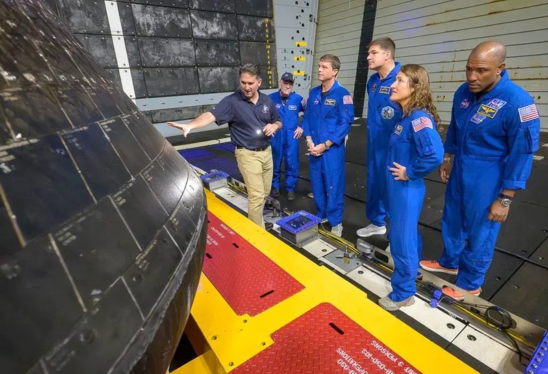 Ekran ochronny odblaskowy lśnił: astronauci Artemis II obejrzeli kapsułę po powrocie na Ziemię