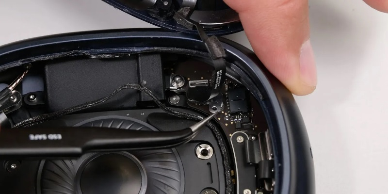 iFixit rozebrał AirPods Max 2 i pokazał, że ich wewnętrzna konstrukcja nie uległa zmianie