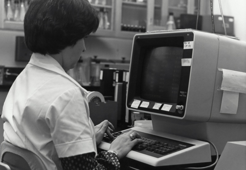 Światowa sprzedaż komputerów osobistych spadnie o 5 %, z powodu wzrostu kosztów pamięci, podczas gdy jedyną perspektywą pozostają Apple i segmenty gier.