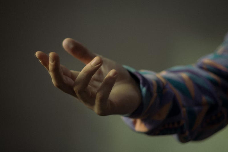 Apple wytrenowała sztuczną inteligencję do rozpoznawania nieznanych uścisków dłoni na podstawie sygnałów EMG