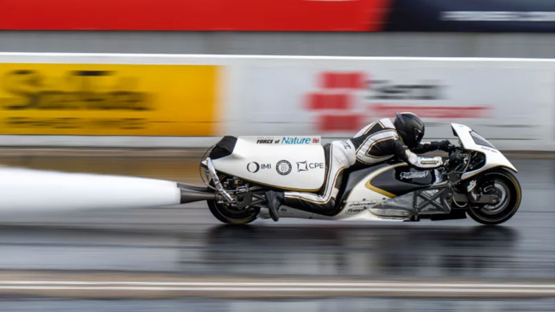 Brytyjski wynalazca stworzył parowy motocykl, który zajmuje drugie miejsce pod względem prędkości wśród wszystkich motocykli na świecie.