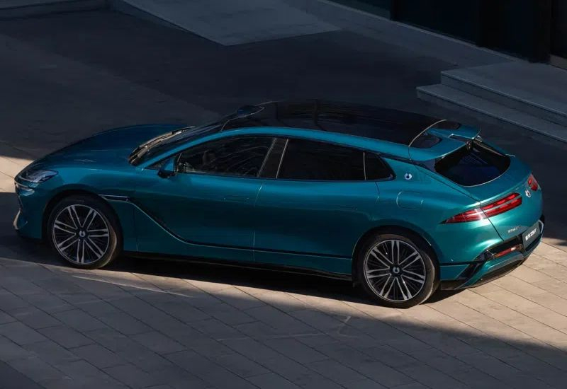 BYD uruchomiła samochód elektryczny Denza Z9 GT, który potrafi przejechać 1036 km bez ładowania.