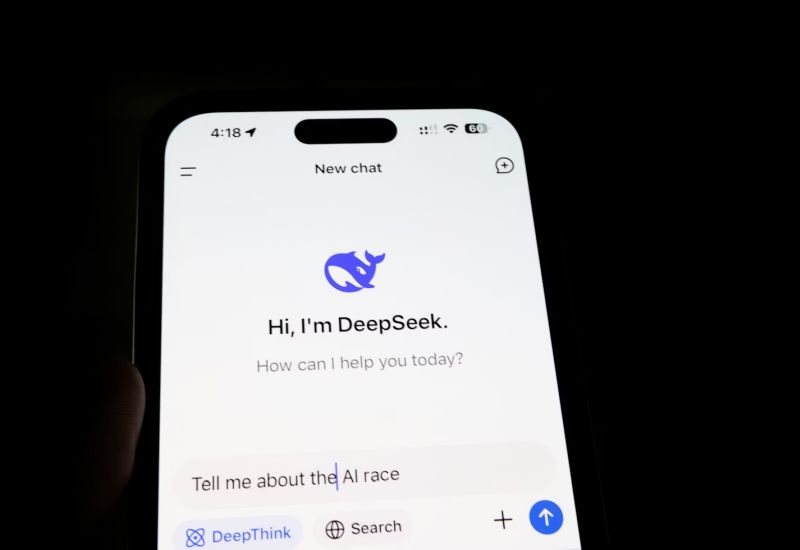 Anthropic oskarża trzy chińskie firmy o „destylację” swoich modeli AI