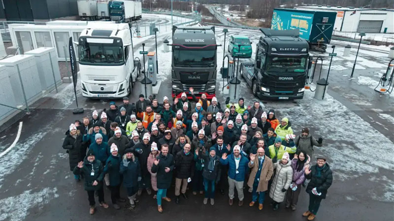 Szwecja zaprezentowała ładowarkę o mocy 1,2 MW dla samochodów elektrycznych – a mróz nie przeszkodził.