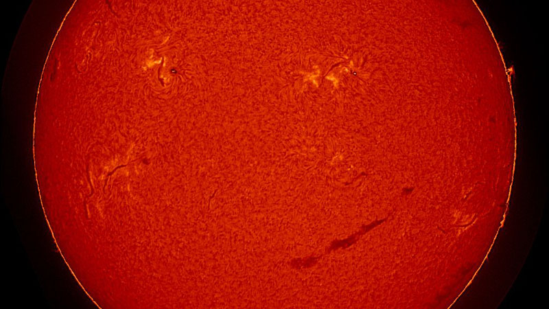 Słońce stało się ogromnym emotikonem, który uśmiecha się do nas z góry.