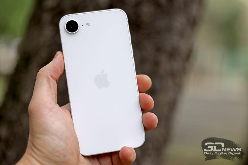 Apple utrzymuje 69 % amerykańskiego rynku smartfonów, a Samsung ma tylko piętnaście procent.