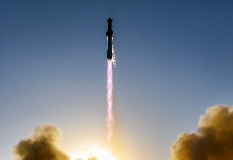 SpaceX odracza plan marsjański, aby skupić się na księżycu w 2026 roku.