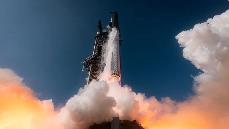 Pierwszy lot Starship V3 potwierdził niezawodność zaktualizowanej megarażetki, mimo późniejszego wybuchu
