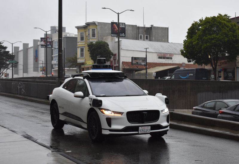 Waymo przerywa uruchamianie robotaxi na szybkich autostradach w USA z powodów bezpieczeństwa
