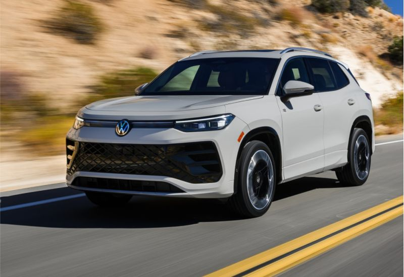 Volkswagen wycofuje około 100 000 samochodów elektrycznych z powodu problemu z modułami akumulatorow.