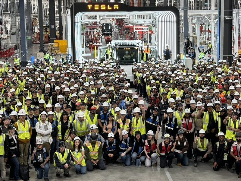 W nowym zakładzie w Nevadzie pojawił się pierwszy seryjny elektryczny ciężarówka Tesla Semi.