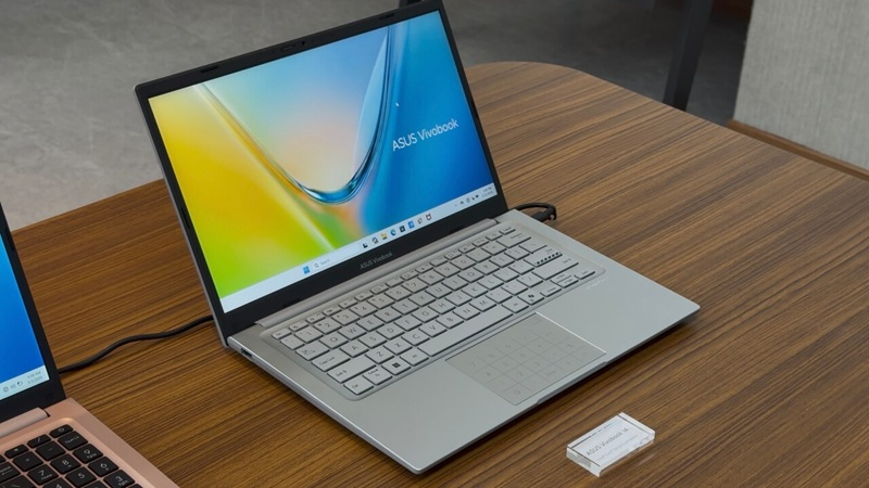 Asus zaprezentowała oszczędne modele Vivobook S14 i S16 z sześciordzeniowymi Core 7, twierdząc o konkurencyjności w porównaniu z MacBookiem Neo