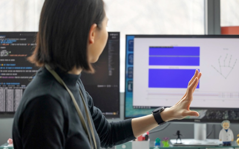 Badacze wykorzystali sztuczną inteligencję, aby z zwykłych smartwatchy stworzyć urządzenie do precyzyjnego pomiaru ruchów ręki